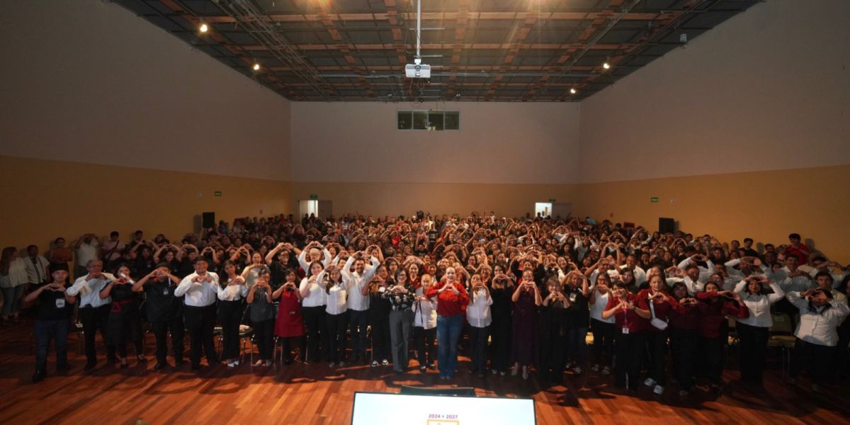 Fortalece gobierno municipal bienestar de familias con entrega de constancias a 448 graduados de talleres de oficio