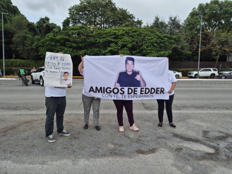 Familiares de Edder protestan frente a Casa de Gobierno
