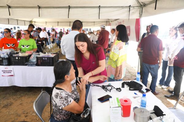 Servicios, trámites y apoyos del gobierno municipal llegan a Colinas del Sur con ” Presidencia cerquita de ti”