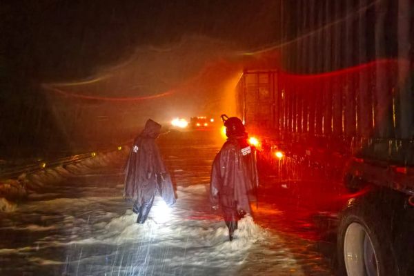 Crecida de ríos provoca cierres carreteros y evacuaciones