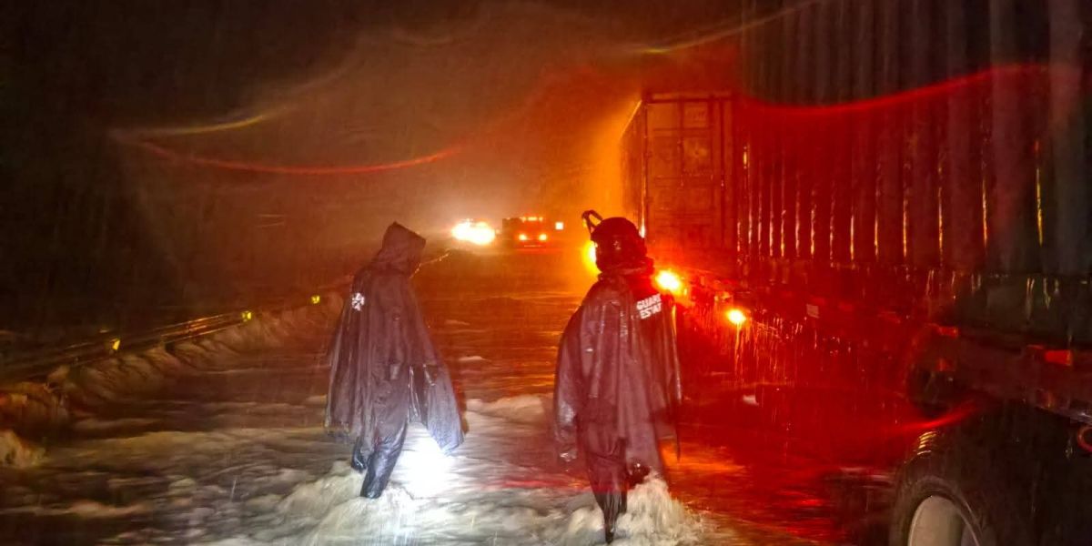 Crecida de ríos provoca cierres carreteros y evacuaciones