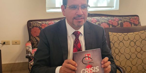 Presentan ‘Crisis’, el libro que te guía cuando todo se complica