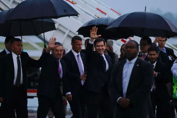 Marco Rubio llega a México en medio de una fuerte lluvia