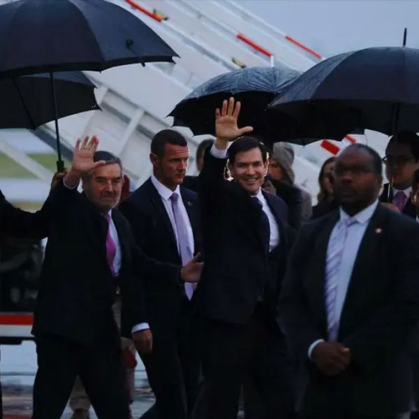 Marco Rubio llega a México en medio de una fuerte lluvia