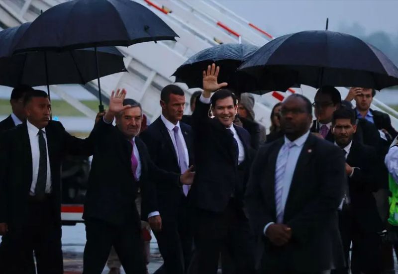 Marco Rubio llega a México en medio de una fuerte lluvia
