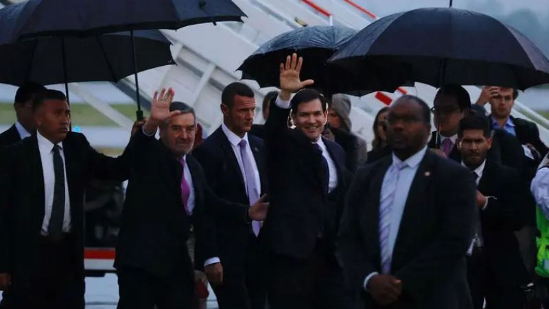 Marco Rubio llega a México en medio de una fuerte lluvia