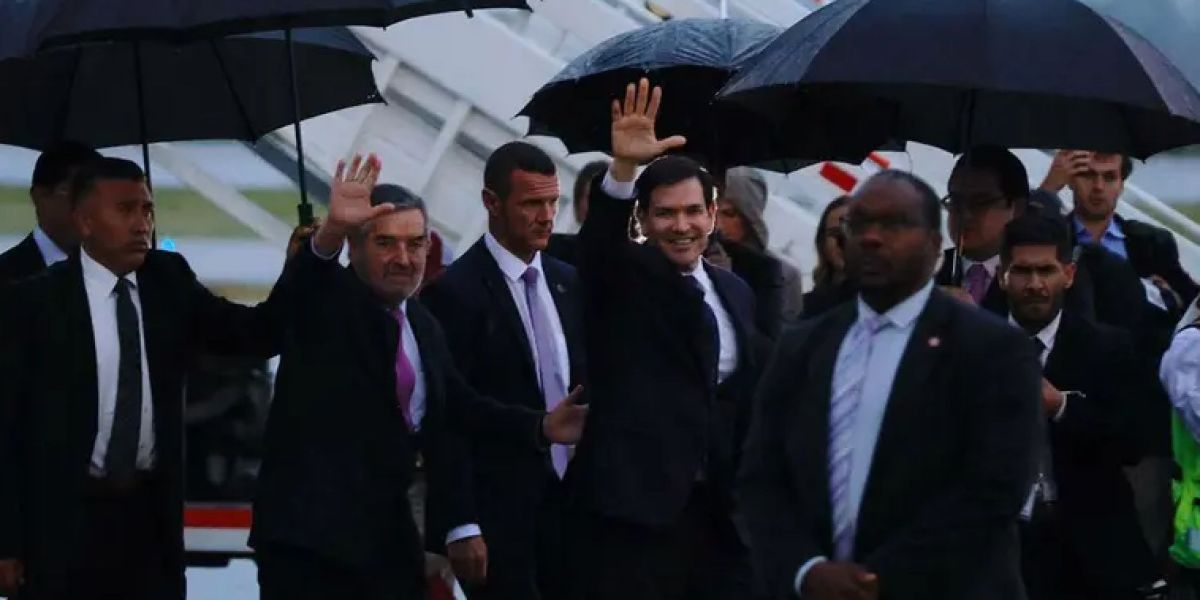 Marco Rubio llega a México en medio de una fuerte lluvia