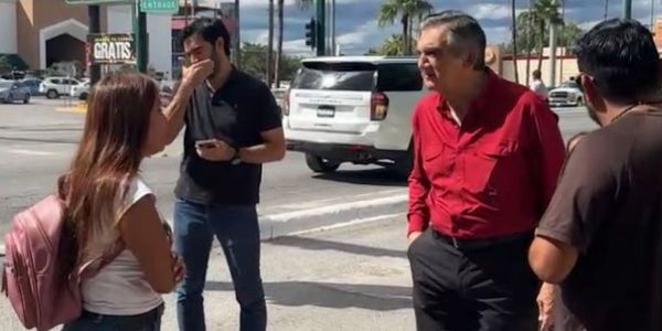 Atiende Gobernador a manifestantes inconformes