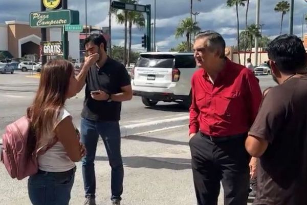 Atiende Gobernador a manifestantes inconformes