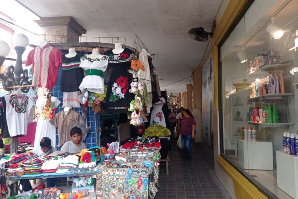 Comerciantes del caracol la hacen de veladores nocturnos