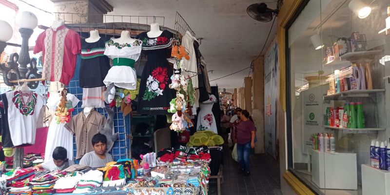 Comerciantes del caracol la hacen de veladores nocturnos