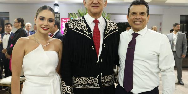 Asisten Lalo y Lucy  a ceremonia de Grito de Independencia