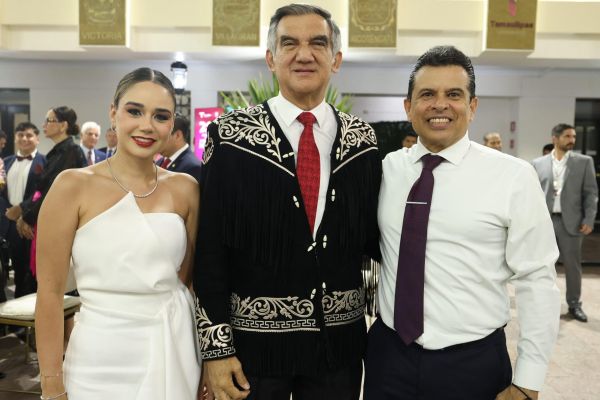 Asisten Lalo y Lucy  a ceremonia de Grito de Independencia
