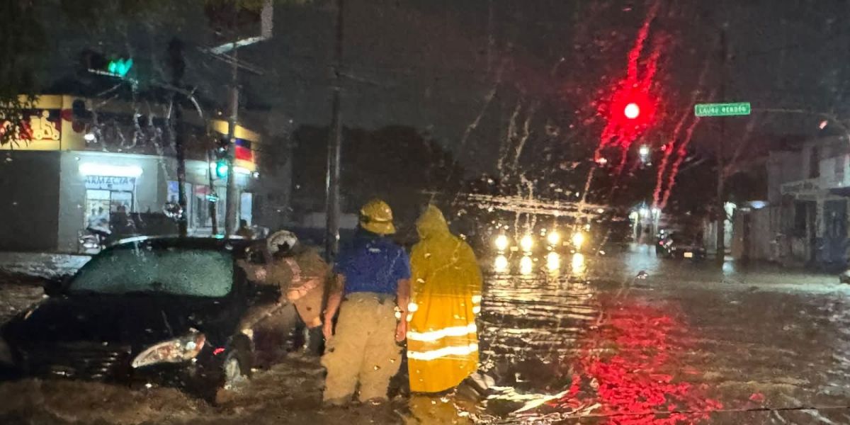 Protección Civil rescata a automovilistas tras lluvias en Victoria