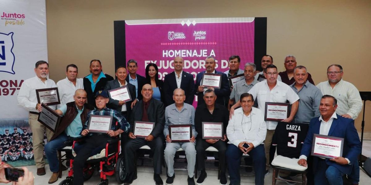 Gobierno municipal rinde homenaje a los campeones históricos de los Tecolotes de los dos Laredos
