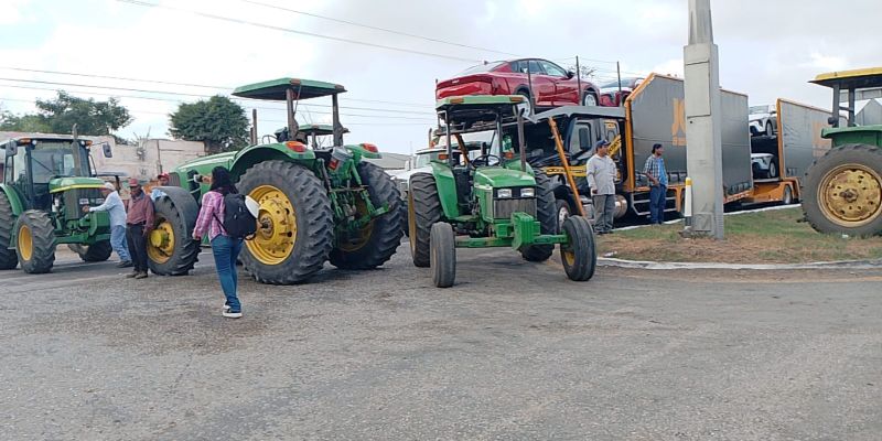 Agricultores liberan puentes, persisten bloqueos carreteros