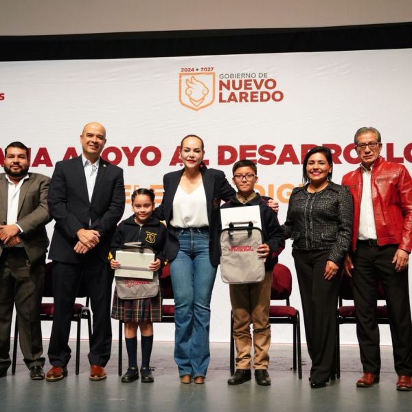 Alcaldesa Carmen Lilia Canturosas impulsa la educación con la entrega de tabletas a estudiantes destacados