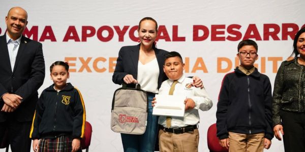 Padres de familia y estudiantes reconocen labor de alcaldesa Carmen Lilia Canturosas a favor de la educación.