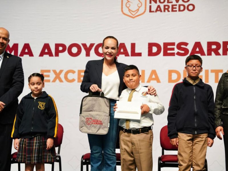 Padres de familia y estudiantes reconocen labor de alcaldesa Carmen Lilia Canturosas a favor de la educación.
