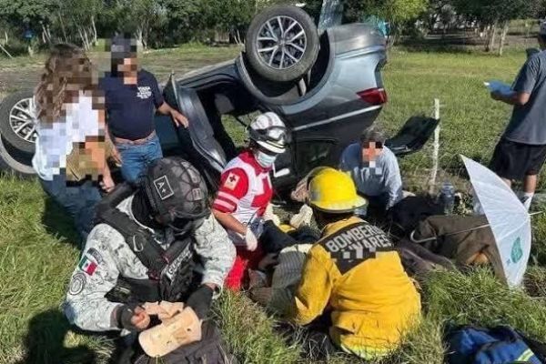 Secretaria de SEBIEN sufre volcadura en carretera de Nuevo León