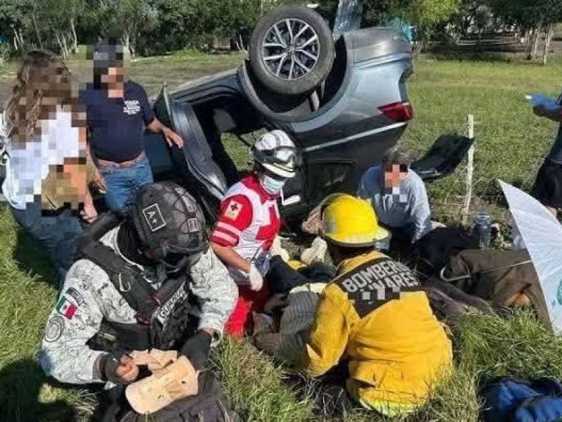 Secretaria de SEBIEN sufre volcadura en carretera de Nuevo León