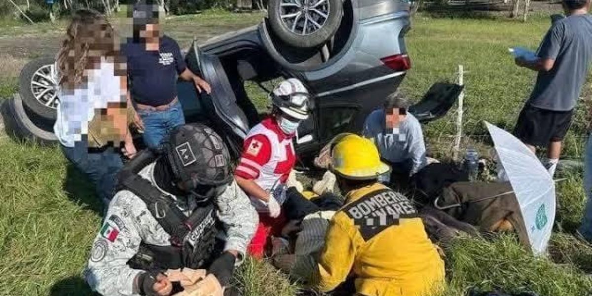 Secretaria de SEBIEN sufre volcadura en carretera de Nuevo León