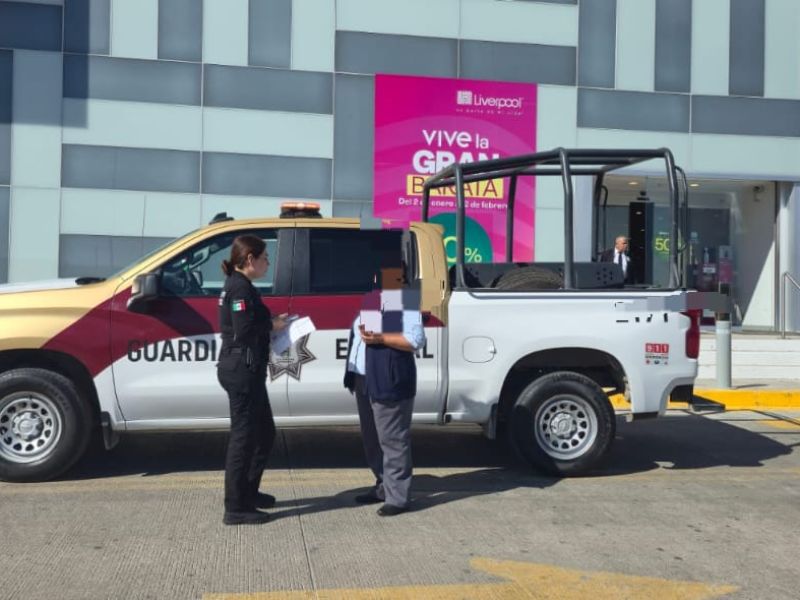 Detienen a hombre por amenazas contra su expareja en tienda departmentental de Victoria