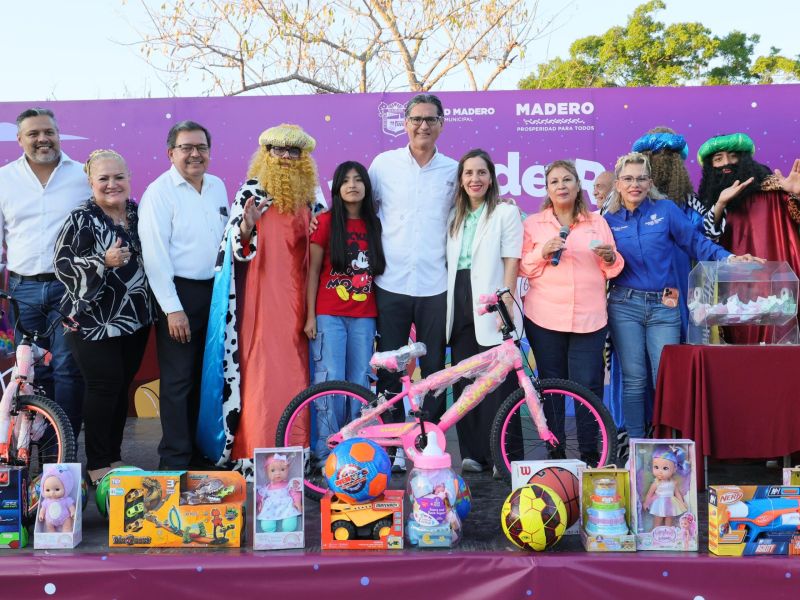 Erasmo y Dunia celebran a cientos de niñas y niños Día de Reyes