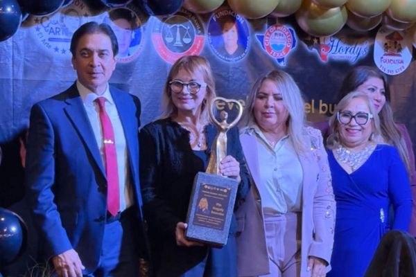 Magaly Deandar es distinguida con el Premio Gloria