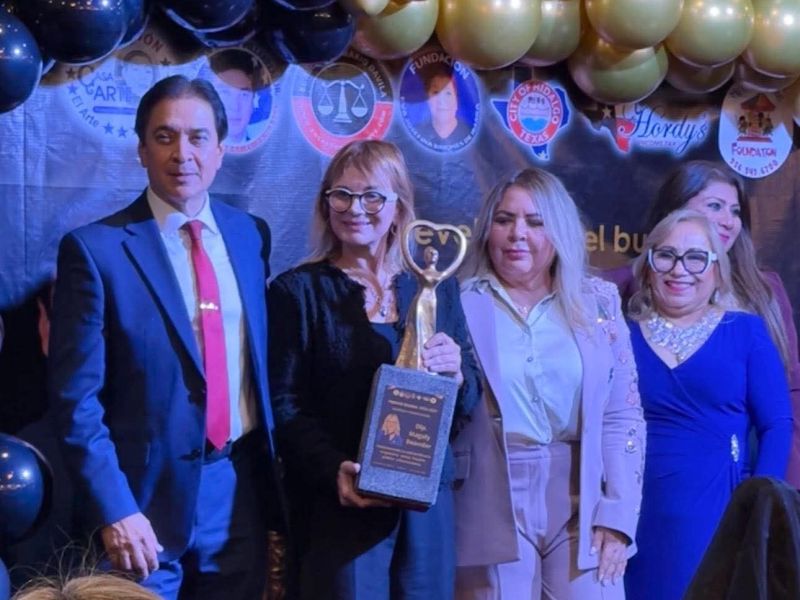 Magaly Deandar es distinguida con el Premio Gloria