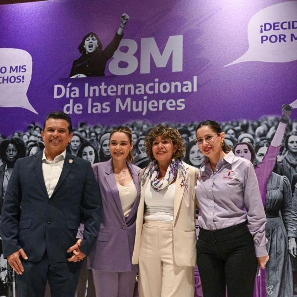 Asisten Lucy y Lalo a ciclo de conferencias en conmemoración del M8
