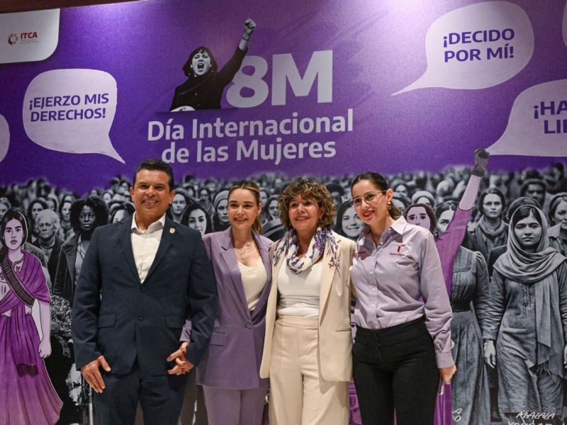 Asisten Lucy y Lalo a ciclo de conferencias en conmemoración del M8