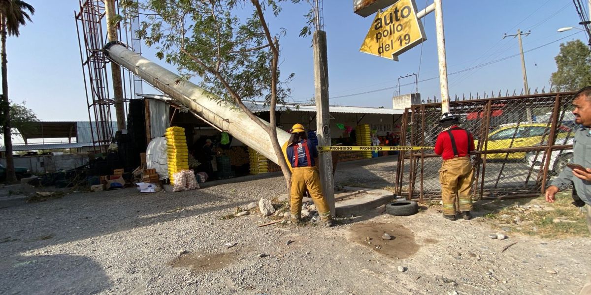 Colapsa anuncio espectacular por fuertes vientos Victoria; no hay lesionados