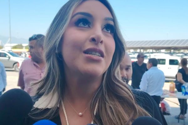 Alcaldesa evade disculpa por video del cuchillo y mantiene postura