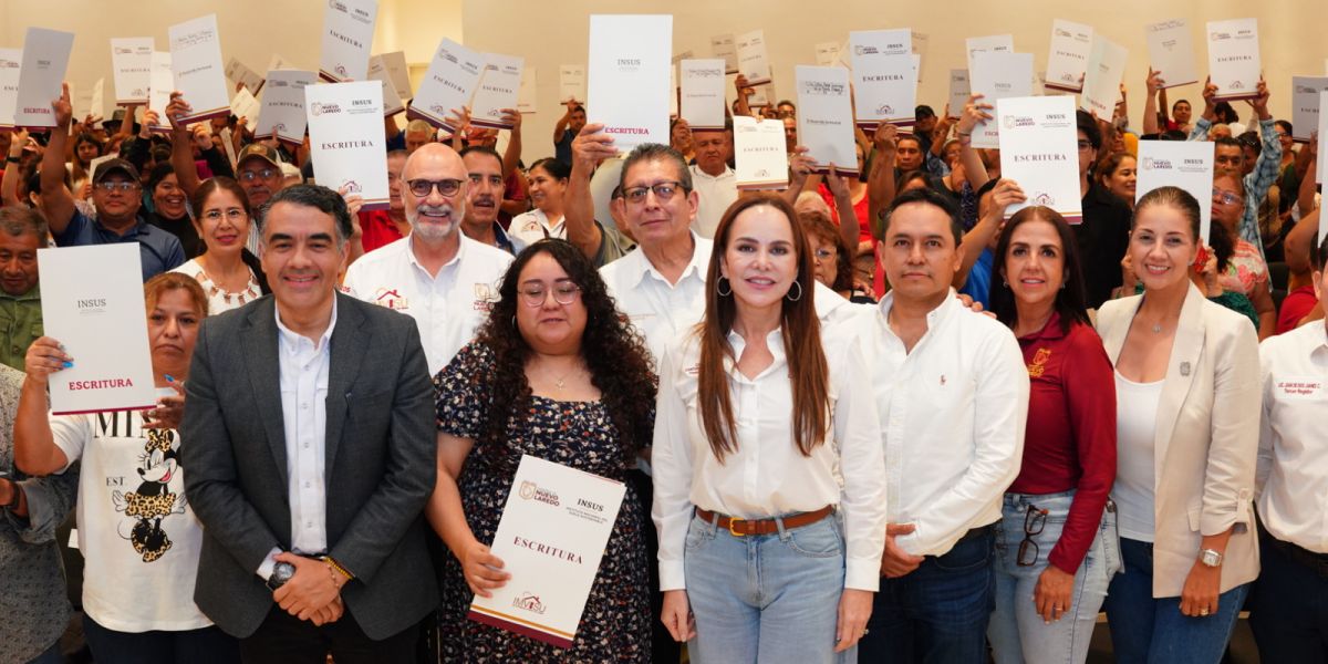 Entrega alcaldesa Carmen Lilia Canturosas 200 escrituras gratuitas a familias de Nuevo Laredo