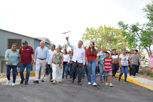 Dignifica Armando Martínez vialidades del ejido Vega de Esteros