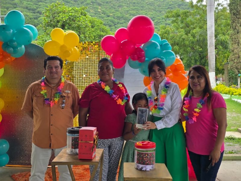 Astrid Sontoya Muller celebra con familias de la Primaria Lauro Aguirre el Día de las Madres y los Padres