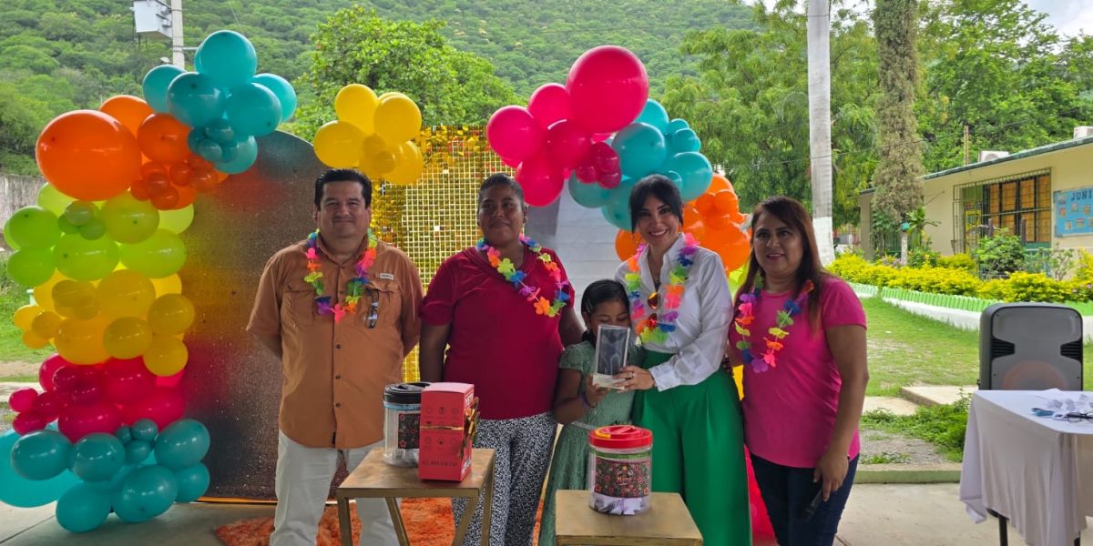 Astrid Sontoya Muller celebra con familias de la Primaria Lauro Aguirre el Día de las Madres y los Padres
