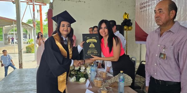 Astrid Sontoya Muller apadrina generación del Telebachillerato de Quintero
