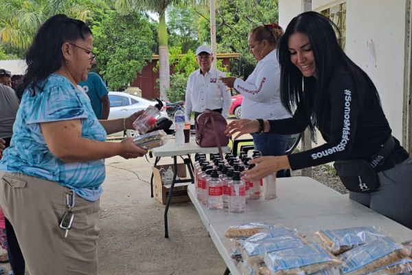 Astrid Sontoya encabeza brigada médica y de servicios en el ejido El Abra