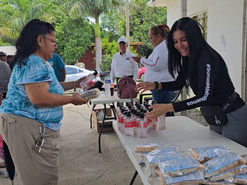 Astrid Sontoya encabeza brigada médica y de servicios en el ejido El Abra