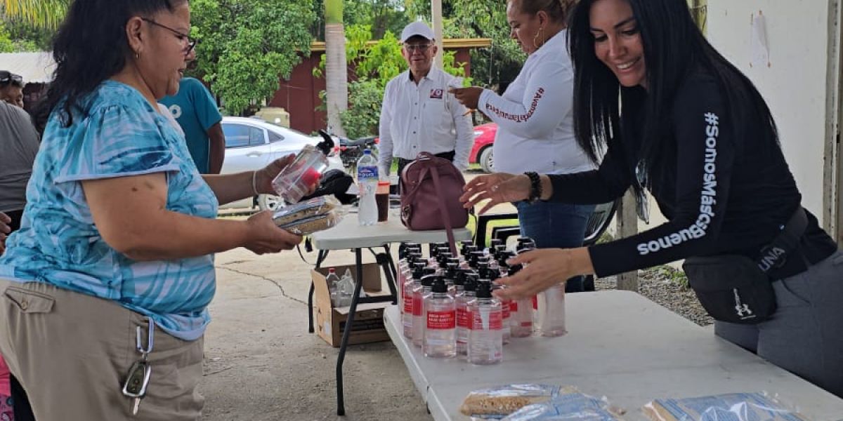 Astrid Sontoya encabeza brigada médica y de servicios en el ejido El Abra