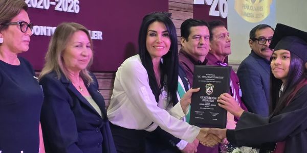 Astrid Sontoya Muller apadrina a la Generación 2026 de la Primaria “Lic. Adolfo López Mateos”