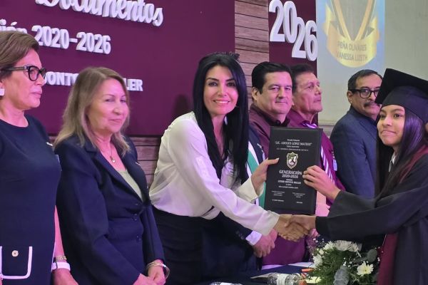 Astrid Sontoya Muller apadrina a la Generación 2026 de la Primaria “Lic. Adolfo López Mateos”