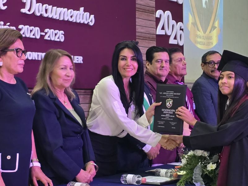 Astrid Sontoya Muller apadrina a la Generación 2026 de la Primaria “Lic. Adolfo López Mateos”