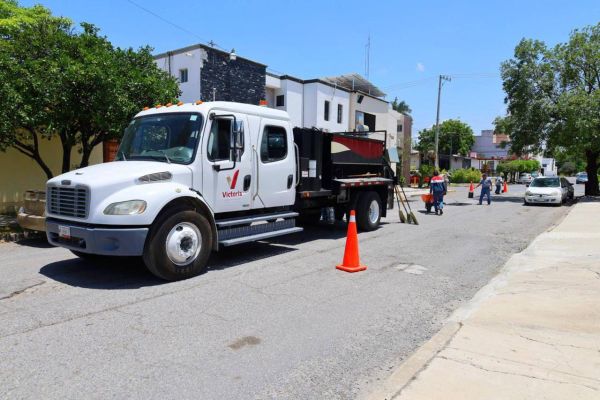 Entrega gobernador Américo nuevo camión recolector a alcalde Lalo Gattás 