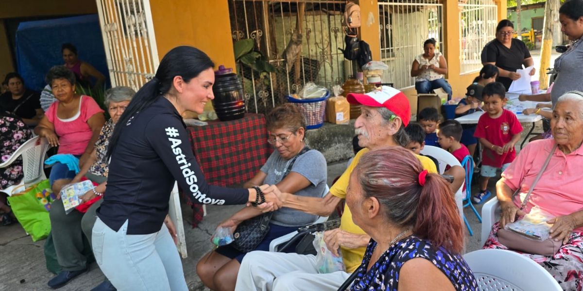 Regidora Astrid Sontoya atiende a más de 70 vecinos de la colonia Benito Juárez