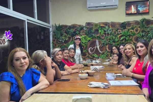 Celebra Astrid Sontoya a estilistas de El Mante