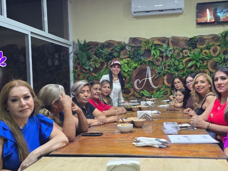 Celebra Astrid Sontoya a estilistas de El Mante
