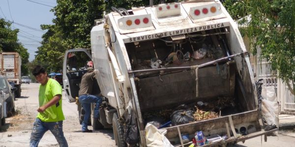 Socavón se ‘traga’ camión de basura en El Mante